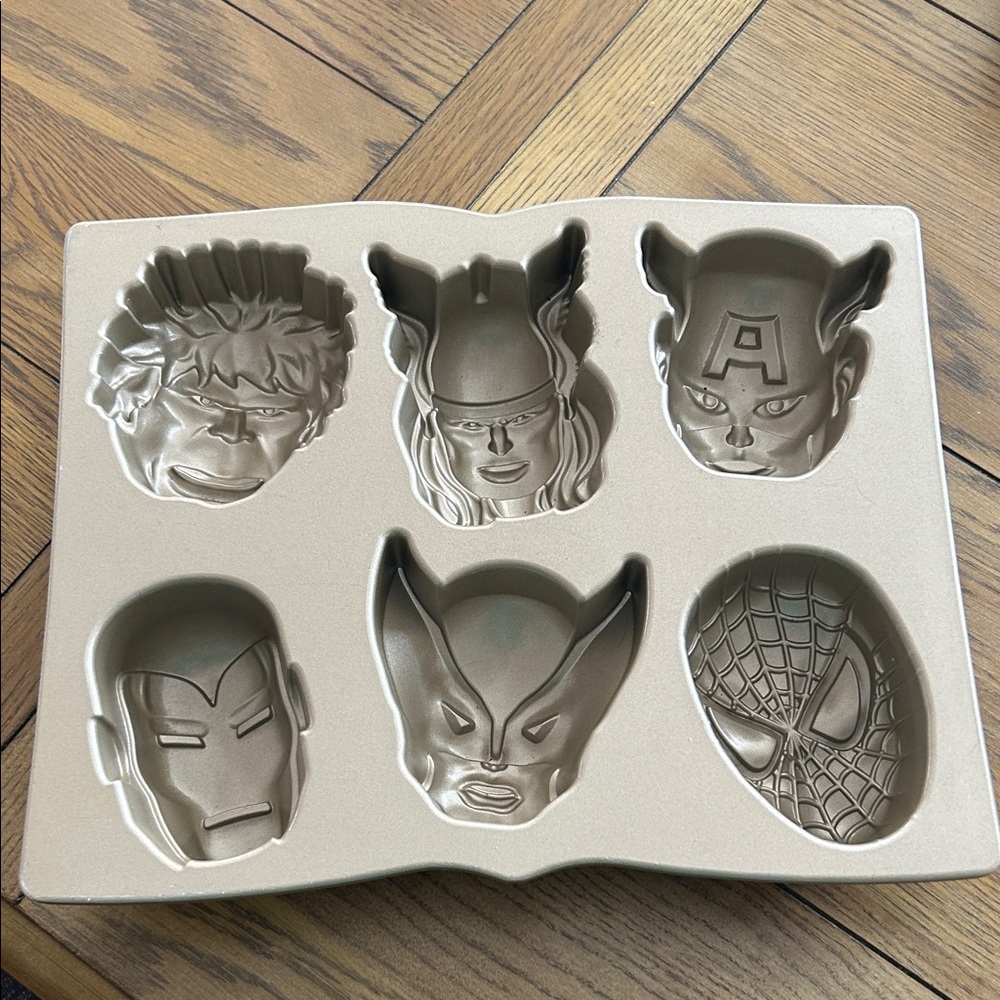Vintage Marvel Nordic ware Gold Superhero Face Mold pan